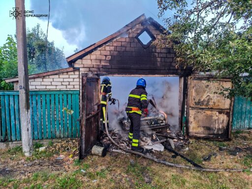 У Черкаському районі під час пожежі в гаражі згоріла автівка